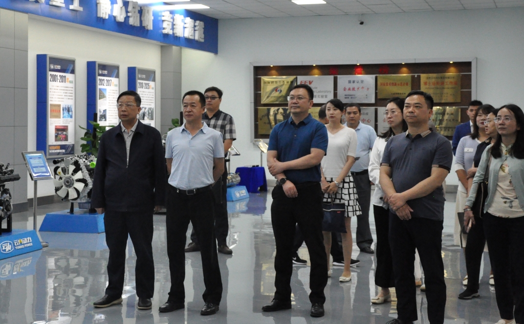 昆明市国资委党组书记王磊一行到2007so太阳集团发展调研